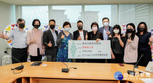 常春藤校友會長邱柏文結合其他校友會長捐18萬元給好日子愛心大平台，做為青少年發展培力之用，社會局長張錦麗和蘆洲少年中心主任高佩薰代表受贈，右1為秘書處長饒慶鈺