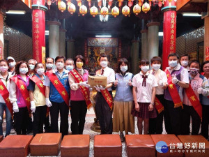 小礁溪火金姑漫天飛舞的盛況。（圖∕呂學麟提供）