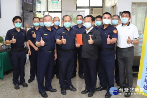 翁章梁前往新港分駐所頒發加菜金慰勞員警／陳致愷翻攝
