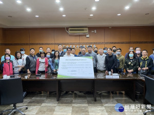 新北市廢棄物清除處理商業同業公會15日簽署「垃圾清除處理費用不漲價、不棄單」共同宣言，在環保局長程大維見證下，由公會理事長張恆簽署 