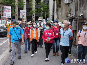 板橋郵局局長楊素珠出席活動，並陪長者們沿著步道漫步板橋農村公園及石雕公園 （記者黃村杉攝）