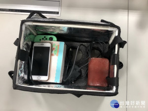警方取出贓物。林重鎣攝