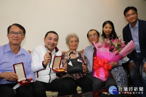 母親節將至，新北市長侯友宜19日前往三重區向當選今年度模範母親的陳吳玉鳳祝賀