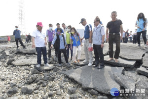 縣長王惠美等人視察崑崙台泊地，路面龜裂嚴重。圖／彰化縣政府提供