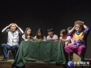 侯市長與納豆、主持人Naomi前進新店高中戲胞工廠演出小短劇