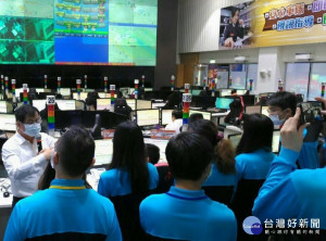 消防局副局長陳崇岳除解說近年消防工作蛻變及紥實訓練外，更讓學員親身體驗消防員平日執行救災救護及搜救工作情境