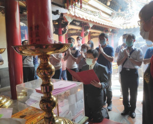 北港農工教務處為讓高三同學安心應考，特辦理「廟宇文化走讀」活動，前往聖安宮及朝天宮向文昌帝君祈求考試順利、金榜題名。