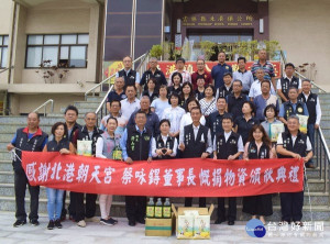 朝天宮董事長蔡咏鍀與妻子黃美蘭議員為延續母親善行，將母喪節餘奠儀購入米、油等民生物資，捐贈給雲林和母親故鄉南投兩地的弱勢家庭。