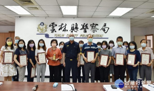 警察局長朱宗泰頒獎表揚盧彩霞老師及學生，感謝其協助籌辦藝文作品展示活動，營造舒適辦公環境與藝術氣息。