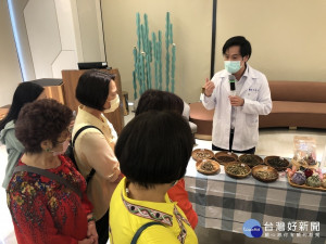秀傳中醫部邱伯恩醫師現場示範做防蚊香包。圖／彰化秀傳醫院提供