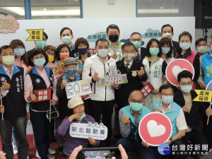  侯友宜23日為位於板橋、蘆洲、鶯歌共3家公共托老中心舉行聯合開幕儀式