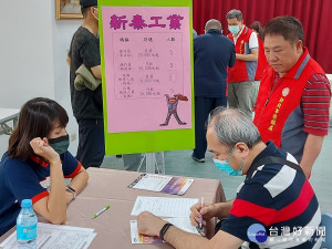 榮服處游文勇副處長到場關心媒合活動面試狀況