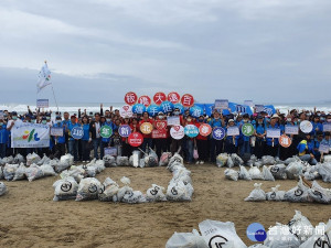 新北市春季聯合淨灘活動25日於萬里翡翠灣海水域場舉辦，現場近千人攜手淨灘清出1,000公斤垃圾及500公斤資收物