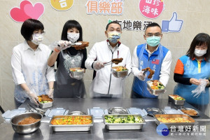 市長侯友宜26日出席主持林口區東勢市場銀髮俱樂部啟用典禮，祝福長輩享受在地樂活空間及志工送餐服務