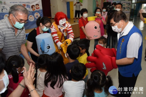 麥當勞叔叔深入校園宣導，正確洗手遠離腸病毒。