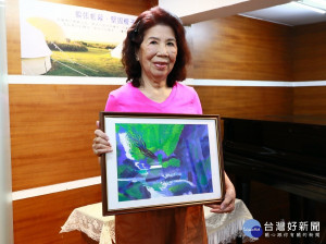 李美慧體會「不管美不美，提起筆勇敢地畫下去就對了！」參展的山水畫就取名「勇敢畫」