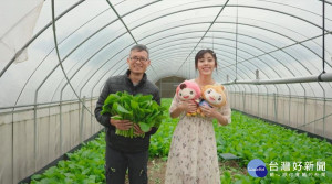 MV女主角張靜芸拿著ㄚ桃猿哥玩偶與農民共同搖擺起舞，凸顯農業生命力。
