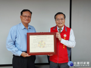 林火土處長(右)與鄭昇陽總經理(左)簽署合作備忘錄