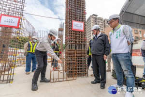 財團法人建築安全履歷協會理事長戴雲發說明Alfa Safe柱中柱