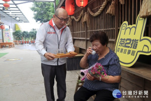 楊國珍為近8旬母親奉茶感謝養育之恩。（記者扶小萍攝）