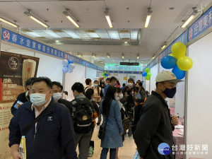 勞工局29日於三重綜合體育館舉辦就業博覽會，邀請50家廠商，共釋出1861個職缺，初媒合率約為43%