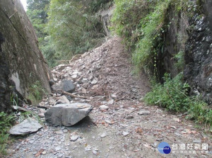 落石崩塌情形 (拍攝地點：郡大林道5.5k處/林管處提供)