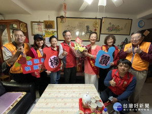 新北榮服處處長林火土(左4)率輔導員、榮欣志工一行人，恭賀于美麗女士(右4)當選新北市110 年度模範母親
