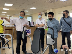 集集鎮長陳紀衡參觀長輩自主復健及訓練器材。