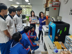 新北高工機械科彭碃貽老師及英文科賴沛宜教師獲選特優，以「玩轉3D列印-3D列印應用與操作」為主題，讓學生認識3D列印機功能與特性及中英文操作步驟