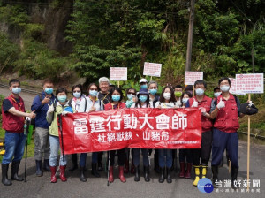 新北市政府動保處1日辦理雷霆行動大會師，號召動保團體、當地里民、志工、公所、動保警察、山友等同步進行清山行動
