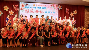 南投全市34位模範母親漾出滿足的笑容。（記者扶小萍攝）