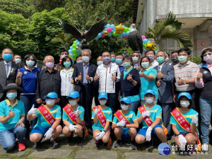 五股區成州國民小學1日舉行100週年校慶慶祝大會，市長侯友宜現場送上百週歲生日祝福，並與貴賓共同為校內兩座「觀鷹銅雕」進行揭幕