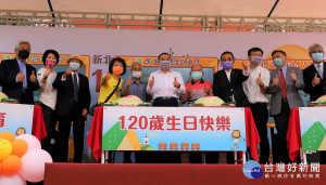 新北市長侯友宜1日出席瑞芳國民小學120週年校慶慶祝典禮，並與3位90多歲的資深校友一同進行「百二壽桃匯祝福」生日禮讚