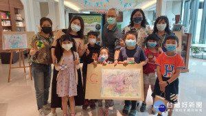 畫家醫師鄭良珊、素人畫家曾世美首次聯手畫畫教學和民眾同樂。圖／彰化秀傳醫院提供