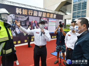  新北市長侯友宜3日出席消防局3日於亞東醫院北棟戶外團體篩檢區舉辦「科技行動急診救護車，搶救OHCA大聯盟全面啟動」記者會