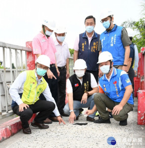 林世賢市長（左1）等人現勘國聖國小人行天橋發現破洞指示立即處理。圖／彰化市公所提供