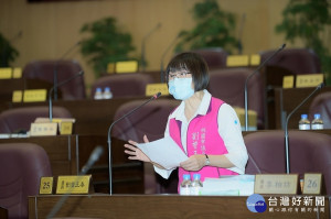 ▲如何行銷桃園市?　劉曾玉春：美化戶政事務所搭建結婚背板成景點。(圖/市議會提供)


