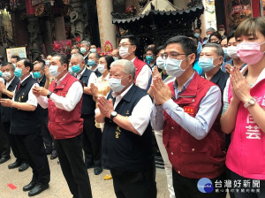 市長侯友宜親自赴三重義天宮參拜祈福，除恭祝媽祖聖誕千秋，祈願疫情緩和、旱象解除，也呼籲民眾落實防疫措施