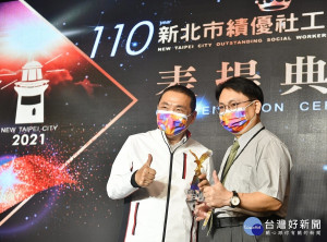 八里愛心教養院主任楊忠一，創建輔具中心，提供市民全台第一輔具服務，規劃二手輔具回收與媒合，市長侯友宜頒贈最高榮譽特殊貢獻獎（記者黃村杉攝）