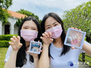 淡水古蹟博物館的母親節活動「指尖上的古蹟」，利用小白宮及周遭景觀延伸設計「古蹟色」，包括屋頂橘、雞蛋花黃、草坪綠及淡水藍等