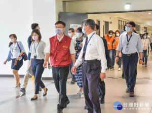 教育局長張明文4日率教育局、衛生局、環保局等相關單位人員到校，關心該校遠距教學及復課準備情形