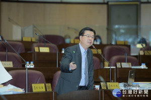 ▲新永和市場工程瑕疵多，李光達議員：排水溝高低落差大應改善。(圖/市議會提供)