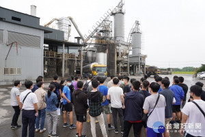 嘉大學生與市府政風處、嘉義地檢署參訪瀝青公司/陳致愷翻攝
