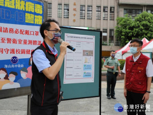 教育局長張明文5日前往海山高中考場視察防疫演練情形，檢視各項防疫措施