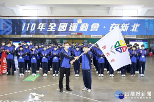教育局長張明文為代表隊授旗，勉勵選手能創史上新猷