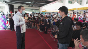 侯友宜市長受邀擔任職涯分享的神秘嘉賓，勉勵亞東的應屆畢業同學們在地就業、壯大新北。強調選擇工作最重要是自己喜歡的，再來是可以勝任的