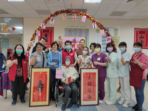 板橋榮家辦理「周對廷伯伯百歲壽辰活動」，邀請周伯伯兒子、女兒及孫子前來一同慶賀，恭祝周伯伯鶴語春秋、松伯長春
