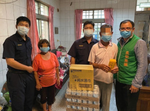 張榮發基金會結合北港警方送愛到偏鄉，員警與基金會志工送來生活物資及應節蛋糕，期盼透過愛心蛋糕傳遞溫暖與陪伴，一同歡度溫馨佳節。