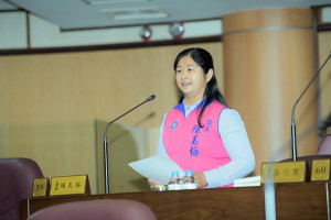 ▲公立2~3歲幼兒專班不足，陳美梅議員：對雙薪家庭不友善應增設。(圖/市議會提供)