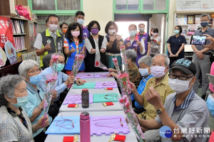 縣長王惠美參與巷弄長照站DIY課程，陪伴長輩歡度母親節。圖／彰化縣政府提供